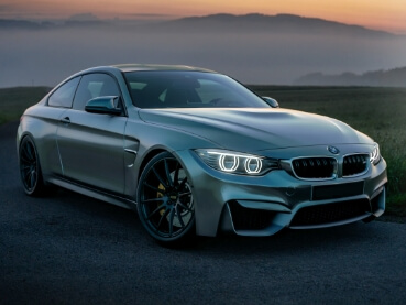 夕日をバックにした車