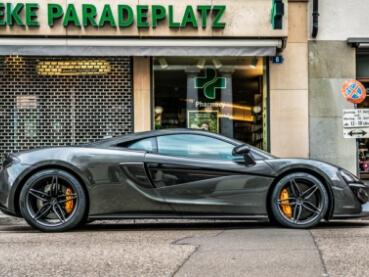 横を向いた黒い車