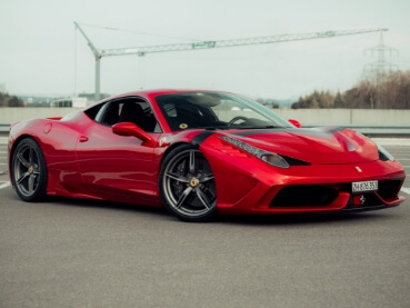 タイヤの大きな赤いスポーツカー