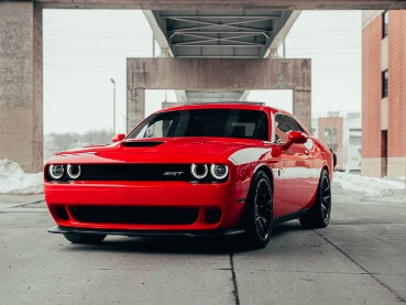 フロントがワイドな赤い車