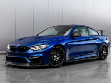 青いメタリックな車